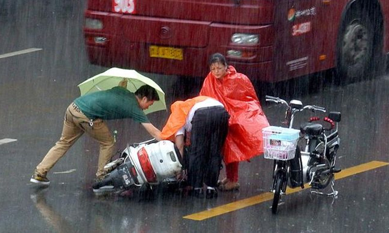 電動(dòng)車騎行不開燈易釀事故：法律無規(guī)定，交警定責(zé)時(shí)考慮“黑燈”因素合理嗎？